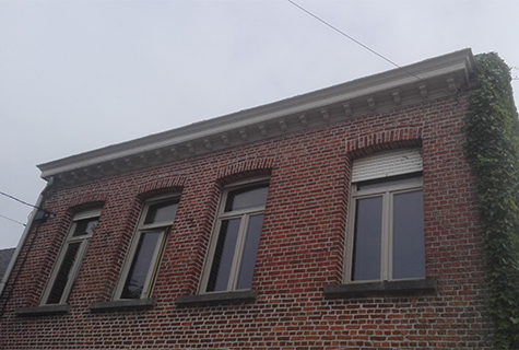 2de verdiep van een gebouw met geschilderde ramen.